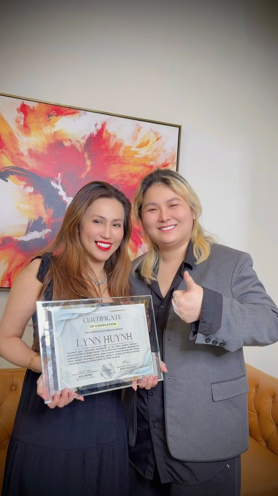 Thuỷ Hồng Võ nhận certificate