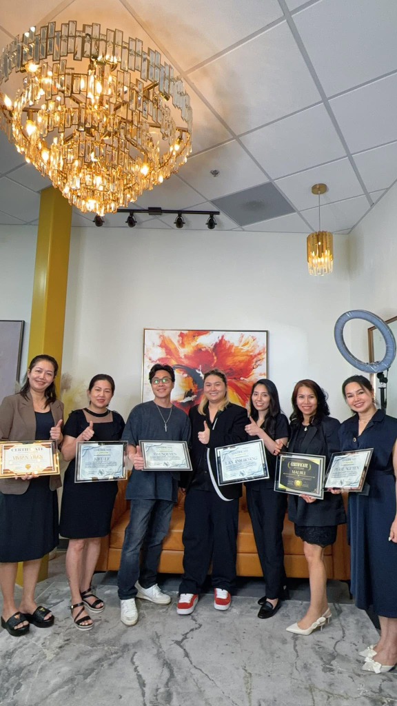 Lynn Huynh nhận certificate
